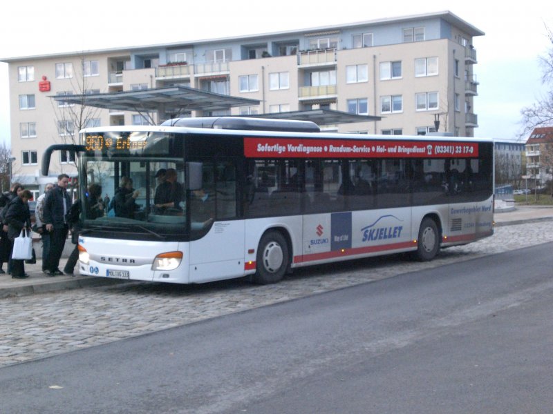 Setra S 400er-Serie NF (Multi Class) auf der Linie 950 nach S-Bahnhof Erkner am S-Bahnhof Strausberg.