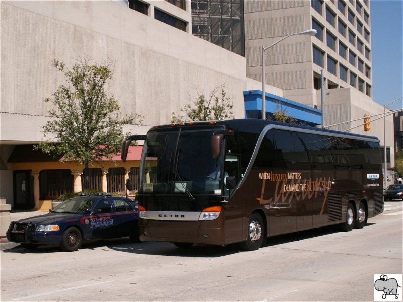 Setra S 417 HDH (US Version) mit Eigenwerbung. Aus versicherungstechnischen Gründen weist die amerikanische Version nur eine Tür (vorne) auf der Beifahrerseite auf, sowie eine geteilte Frontscheibe. Aufgenommen am 24. September 2008 in Atlanta, Georgia.