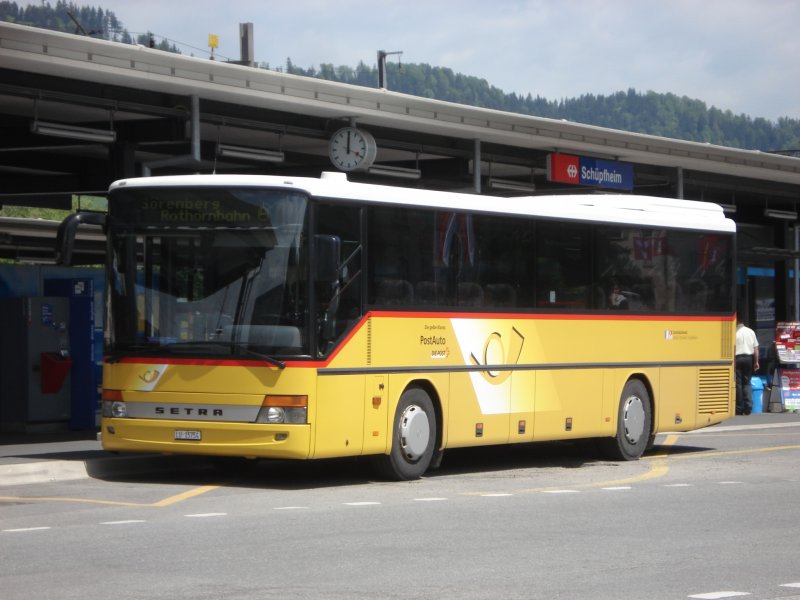 Setra S313 UL LU 15754 von PU Schnider vor dem Bahnhof in Schüpfheim