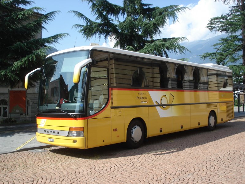 Setra S315 GT HD GR 160326 beim Bahnhof in Bellinzona!
Aufgenommen am 15.08.2009
