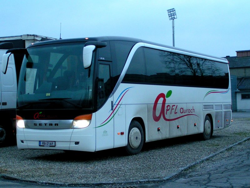 SETRA; S415HD hat in den späten Nachmittagstunden Fussballfan´s zum FILL-Metallbaustadion in Ried i.I. gebracht; 0851213