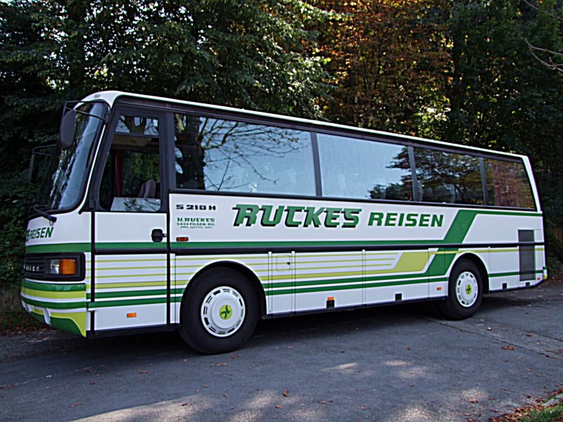 SETRA_S210H der Fa.RUCKES-Reisen wartet am Parkplatz der Marksburg auf Fahrgste; 080827