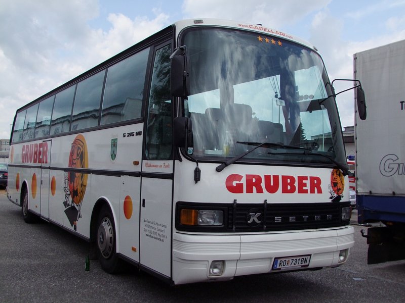 SETRA_S215HD der Fa. Gruber hat am Messegelände in Ried i.I. eine Parklücke gefunden; 090711