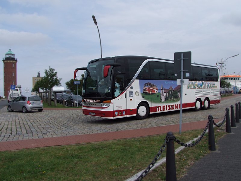 SETRA,S416HDH (Remstal-Reisen) kurvt im Hafenbereich von Cuxhaven, im Hintergrund der Leuchtturm  Alte Liebe ;090825