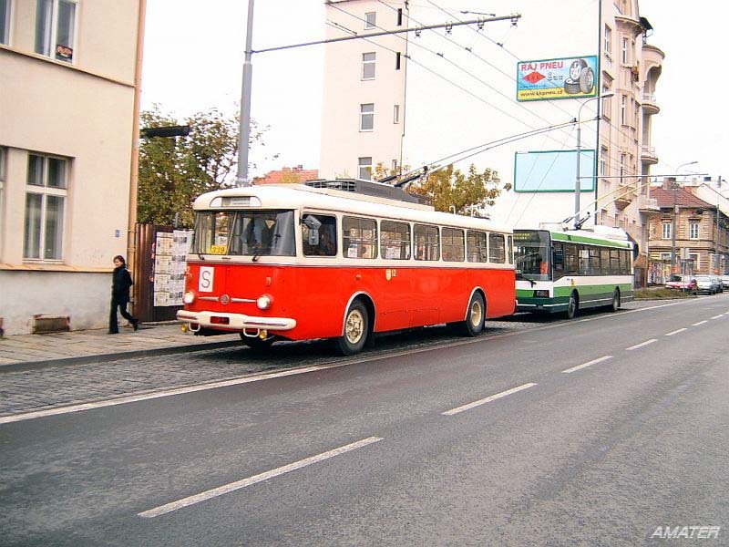 Skoda 9Tr HT 28 Nr. 12 der Stadtverkehrsbetriebe Ceske Budejovice (Budweis) in Plzen bei 145 Jahre Skoda Plzen. Endstelle CAN, Husova, 16. 10. 2004