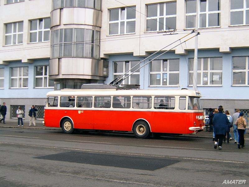 Skoda 9Tr HT 28 Nr. 12 der Stadtverkehrsbetriebe Ceske Budejovice (Budweis) in Plzen bei 145 Jahre Skoda Plzen. Haltestelle Skoda, 1. brana (1. Tor), 16. 10. 2004
