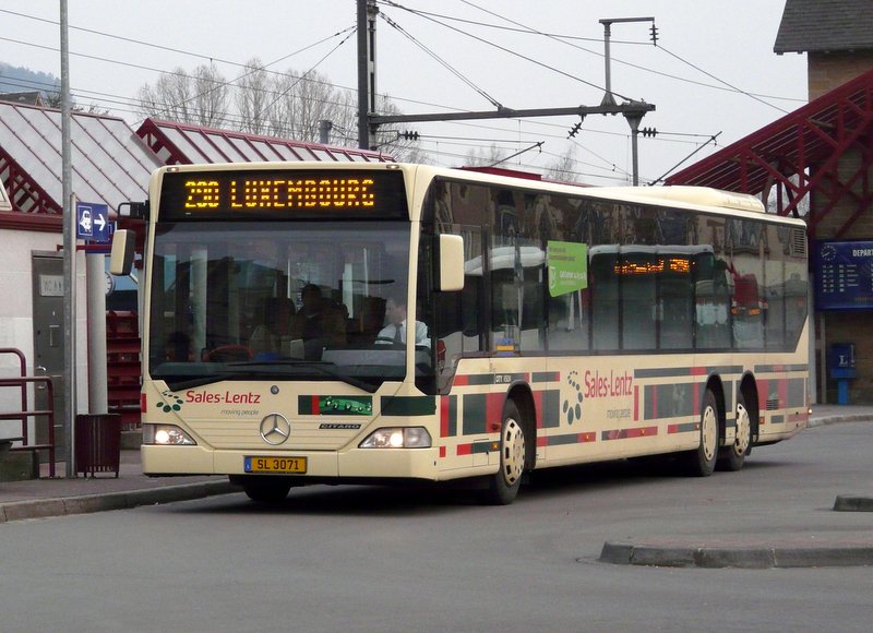 (SL 3071) Dieser MAN Bus der Firma SALES LENTZ, in alter Farbgebung, hat gerade seine Fahrt in Richtung Saeul am Bahnhof von Mersch angetreten. 11.04.08
