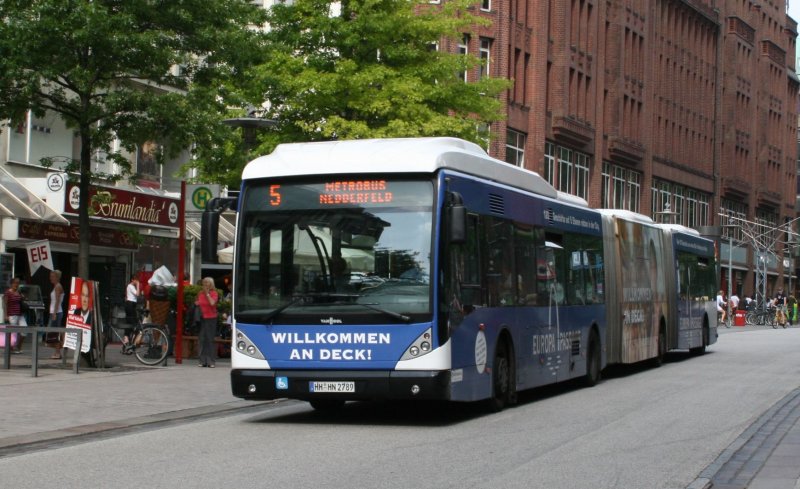 So einen dreiteiligen Bus habe ich auch noch nicht gesehen. Aufgenommen am 04.07.09.