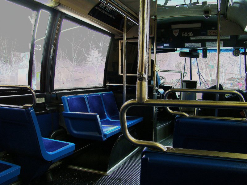So habe jetzt ein wenig das Bild verändert, die aussenwelt habe ich verdunkelt das man nur das innere des Busses sieht.Hier die Sitzreihen in einen GMC-RTS (Rapid Transit Series) der MTA New York. Aufgenommen am 12.04.08