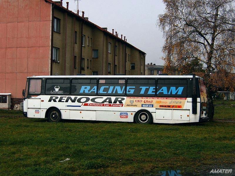 So haben mehrere ltere Karosa-berlandbusse geendet: nach einer Umbau als Rennwagentransporter. Dieser ehemaliger C734.00 (Bj. 1983) steht schon langen Zeit ohne Bewegung. Tri Sekery (Dreihacken), 29. 10. 2004