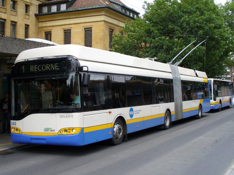 SOLARIS Gelenk Trolleybus Nr 143 bei der Haltestele vor dem SBB Bahnhof in La Chaux de Fonds am 01.08.2006 