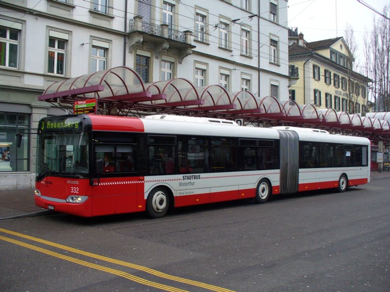 Solaris Gelenkbus 332 eingeteilt auf der Linie 3 im Busbahnhof vor dem Bahnhof Winterthur am 01.01.2008 