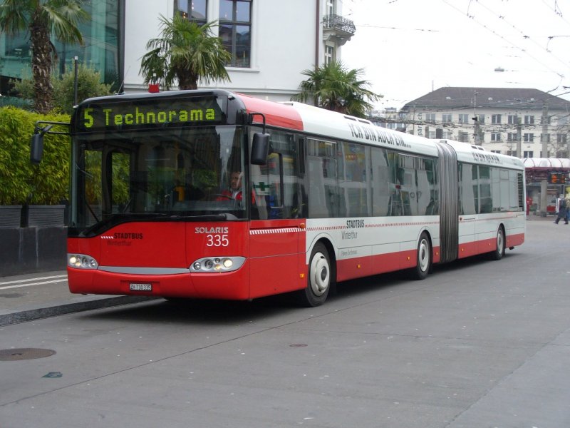 Solaris Gelenkbus 335 eingeteilt auf der Linie 5 vor dem Bahnhof Winterthur am 01.01.2008