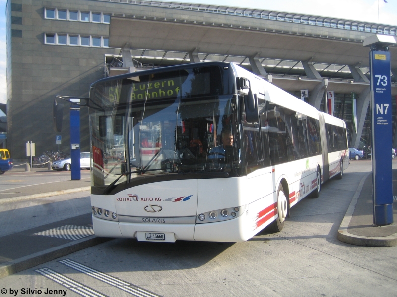 Solaris Nr. 19 beim Bahnhof Luzern am 25.6.09. Diese Solaris sind derweil die neusten Busse im Fuhrpark der ARAG. Sie wurden 2006 beschafft. Seit dem Kauf der Solaris wurde die ARAG und deren Mutterkonzern Eurobus zum Solaris Generalimporteur im Rottal.