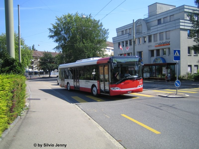 Solaris Nr. 210 verlässt die Haltestelle Römertor am 1.8.07. Aufgrund des Nationalfeiertags der Schweiz sind die Busse in Winterthur mit Fahnen geschmückt