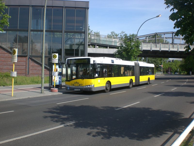 Solaris Urbino als SEV fr die U-Bahnlinie 1 zwischen U-Bahnhof Kottbusser Tor und U-Bahnhof Gleisdreieck am U-Bahnhof Mendelssohn-Bartholdy-Park.
