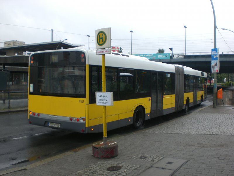 Solaris Urbino als SEV fr die Straenbahnlinie M4 zwischen Weiensee Berliner Allee/Inidra-Ghandi-Strae und Prenzlauer Berg Greifswalder Strae/Danziger Strae am S-Bahnhof Greifswalder Strae. 
