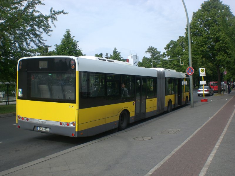 Solaris Urbino als SEV fr die Straenbahnlinie M13 zwischen S-Bahnhof Bornholmer Strae und Wedding Virchow-Klinikum am U-Bahnhof Osloer Strae.