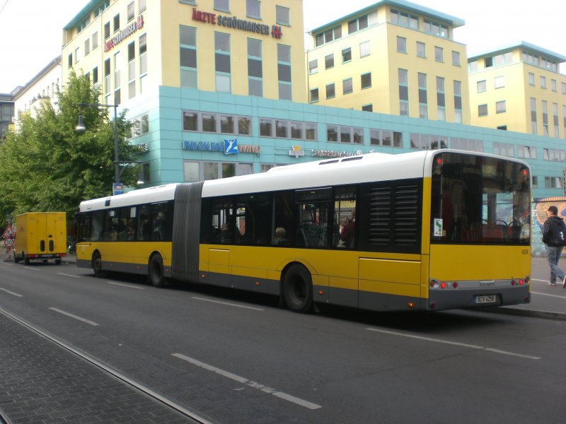 Solaris Urbino als SEV fr die U-Bahnlinie 2 zwischen S+U Bahnhof Pankow und U-Bahnhof Senefelder Platz am S+U Bahnhof Schnhauser Allee. 
