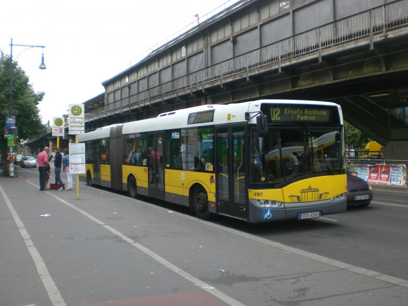 Solaris Urbino als SEV fr die U-Bahnlinie 2 zwischen S+U Bahnhof Pankow und U-Bahnhof Senefelder Platz am S+U Bahnhof Schnhauser Allee. 
