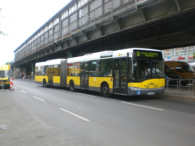 Solaris Urbino als SEV fr die U-Bahnlinie 2 zwischen S+U Bahnhof Pankow und U-Bahnhof Senefelder Platz am S+U Bahnhof Schnhauser Allee. 
