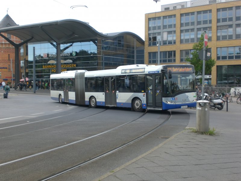 Solaris Urbino auf Betriebsfahrt am Hauptbahnhof.