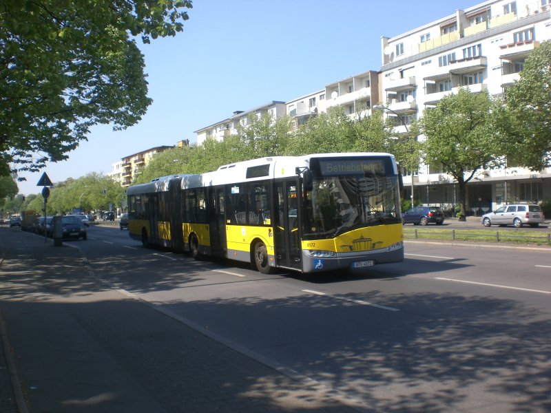 Solaris Urbino auf Betriebsfahrt nahe vom U-Bahnhof Richard-Wagner-Platz.