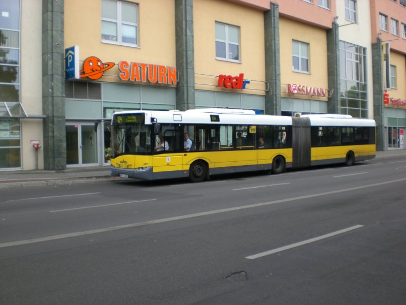 Solaris Urbino auf der Linie 104 nach Stralau Tunnelstrae an der Haltestelle Beermannstrae.