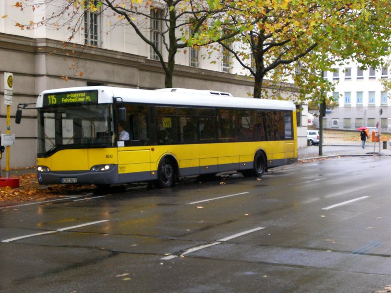 Solaris Urbino auf der Linie 115 am U-Bahnhof Fehrbelliner-Platz.