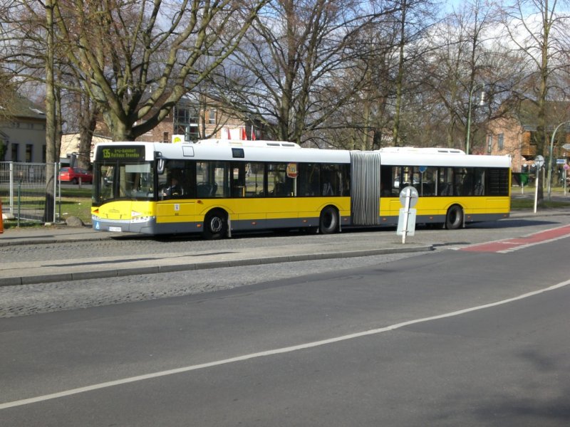 Solaris Urbino auf der Linie 135 nach S+U Bahnhof Rathaus Spandau an der Haltestelle Alt-Kladow.