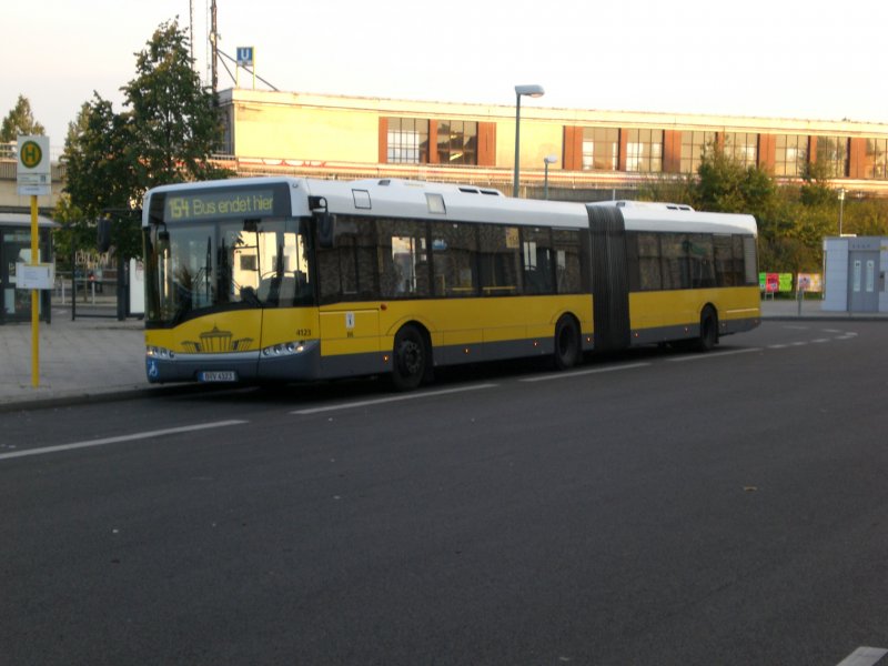 Solaris Urbino auf der Linie 154 nach Bucholz-West Aubertstrae am U-Bahnhof Elsterwerdaer Platz.