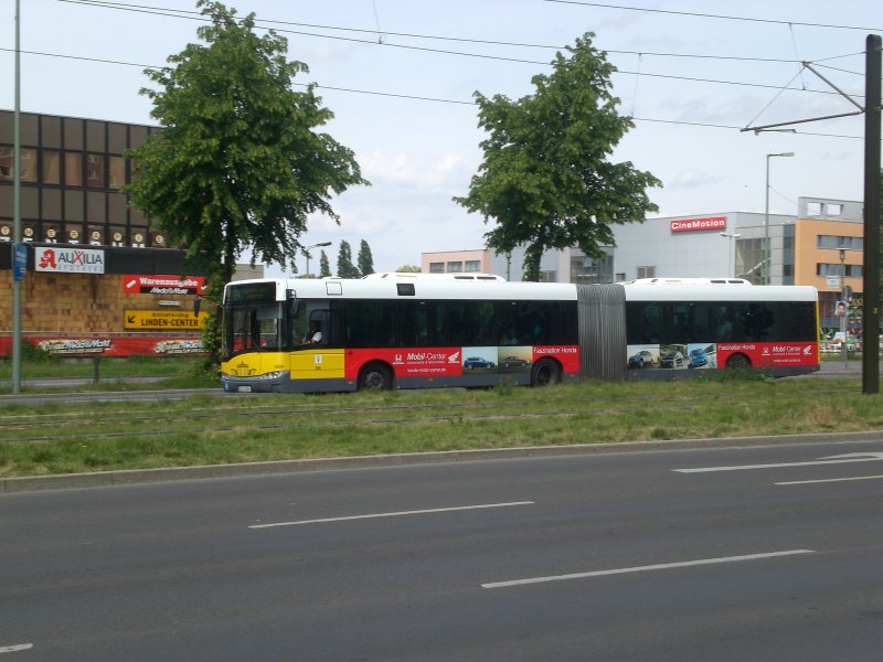 Solaris Urbino auf der Linie 154 nach Buchholz-West Aubertstraße nahe der Haltestelle Hohenschönhausen Prerower Platz.