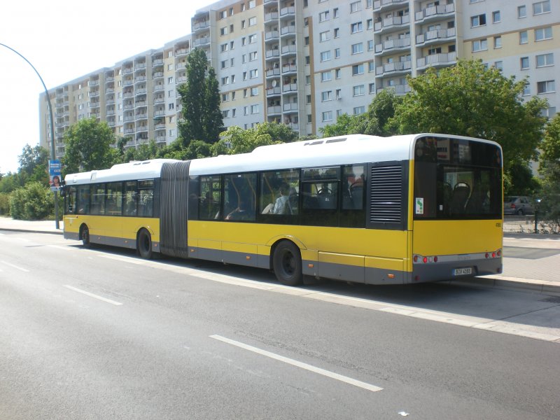 Solaris Urbino auf der Linie 154 nach Buchholz-West Aubertstrae an der Haltestelle Hohenschnhausen Prerower Platz.