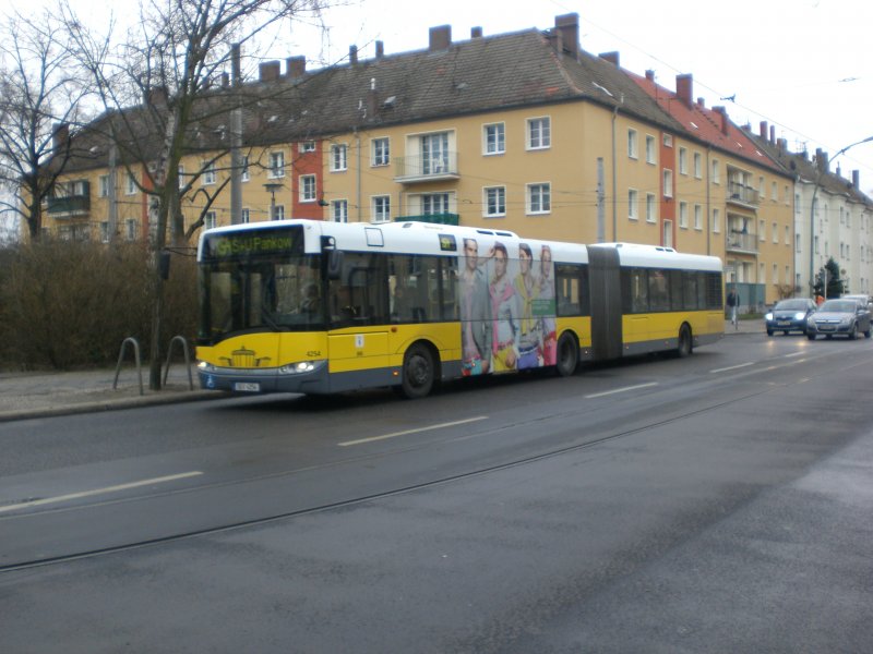 Solaris Urbino auf der Linie 156 nach Prenzlauer Berg Michelangelostrae an der Haltestelle Weiensee Pasedagplatz.