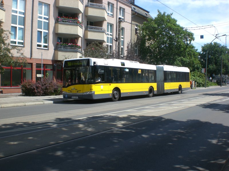 Solaris Urbino auf der Linie 156 nach S-Bahnhof Storkower Strae an der Haltestelle Weiensee Berliner Allee/Rennbahnstrae.