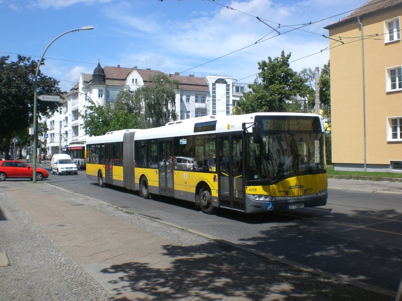 Solaris Urbino auf der Linie 158 nach Prenzlauer Berg Prenzlauer Allee/Ostseestrae an der Haltestelle Weiensee Pasedagplatz.