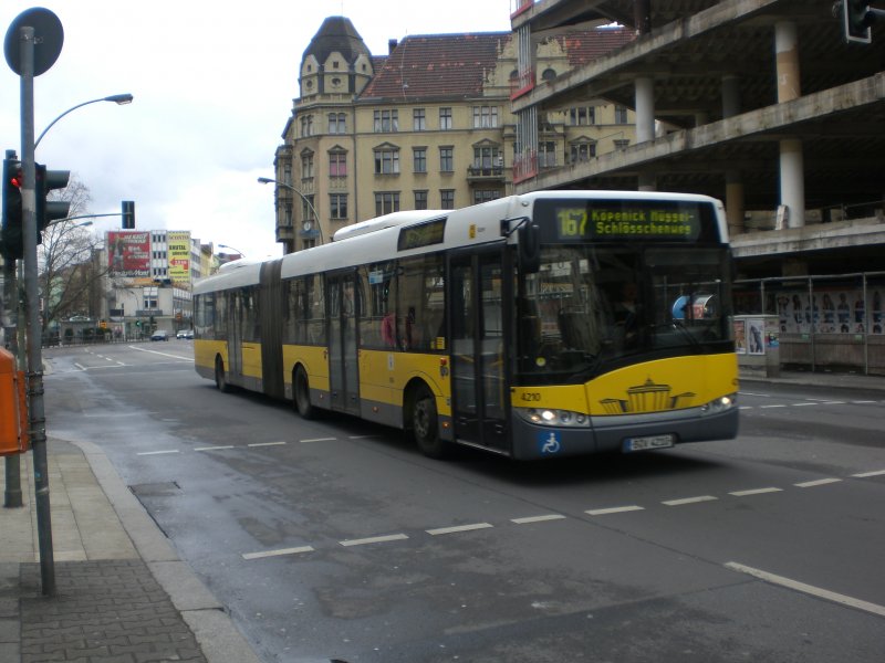 Solaris Urbino auf der Linie 167 nach Kpenick Mggelschlchenweg am U-Bahnhof Rathaus Neuklln.