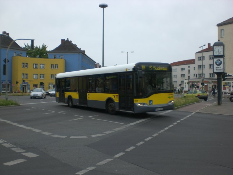 Solaris Urbino auf der Linie 184 nach S-Bahnhof Sdkreuz an der Haltestelle Tempelhof Attilaplatz.
