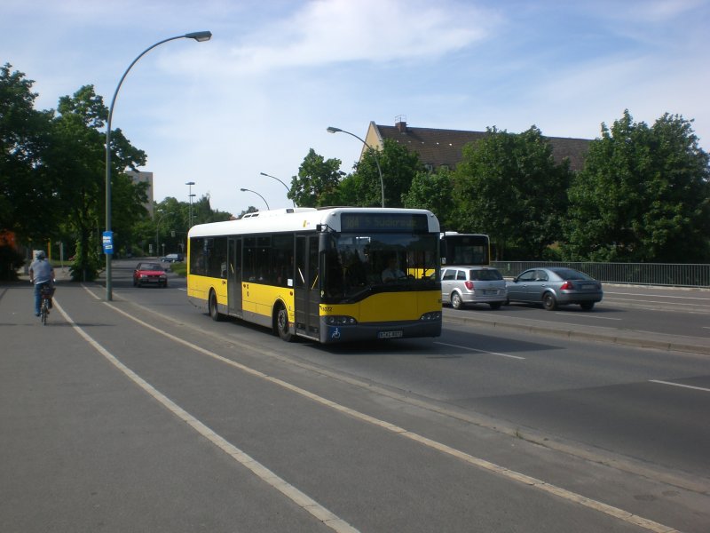 Solaris Urbino auf der Linie 184 nach S-Bahnhof Sdkreuz nahe der Haltestelle Lichterfelde Goerzallee/Drakestrae.