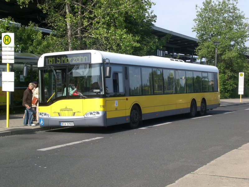 Solaris Urbino auf der Linie 191 nach S-Bahnhof Marzahn am S+U Bahnhof Wuhletal.