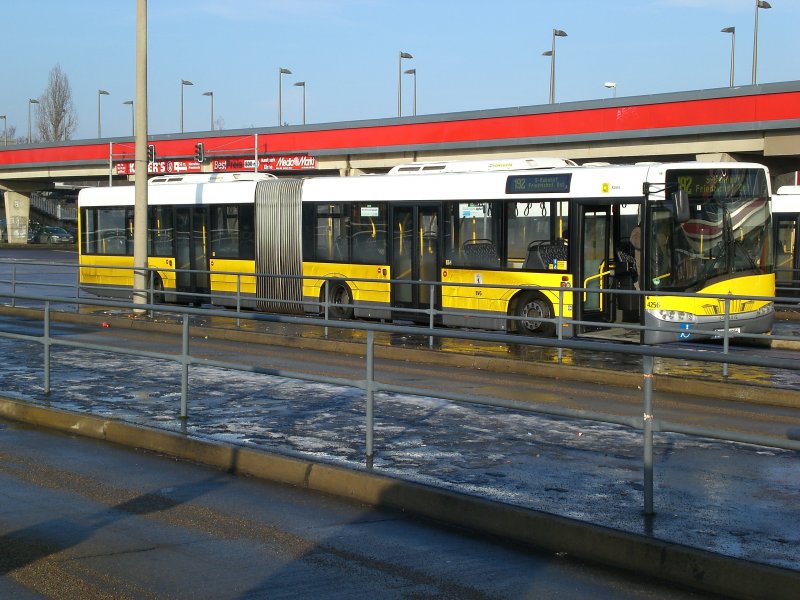 Solaris Urbino auf der Linie 192 nach S-Bahnhof Friedrichsfelde Ost am S-Bahnhof Marzahn.