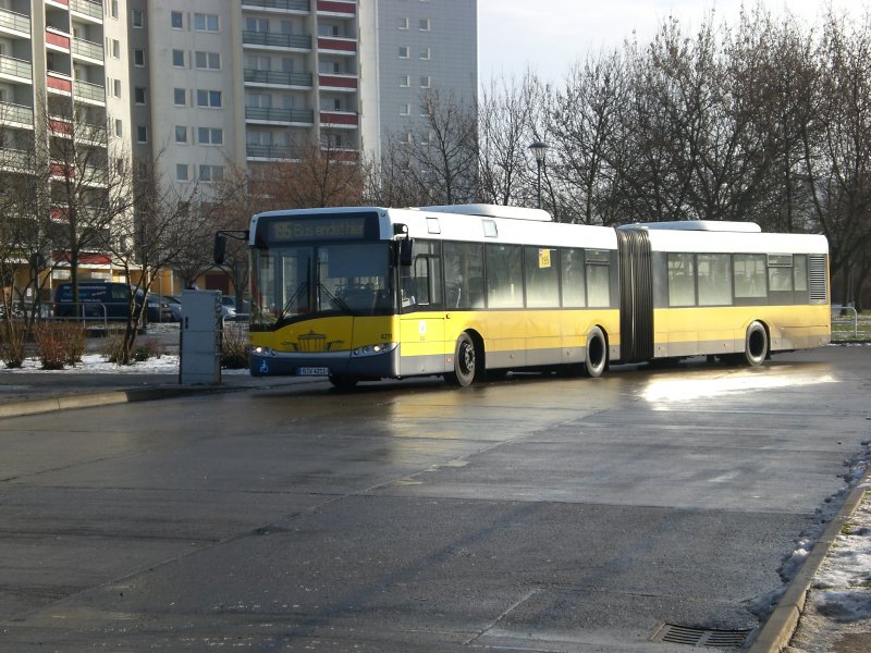 Solaris Urbino auf der Linie 195 am S-Bahnhof Marzahn.