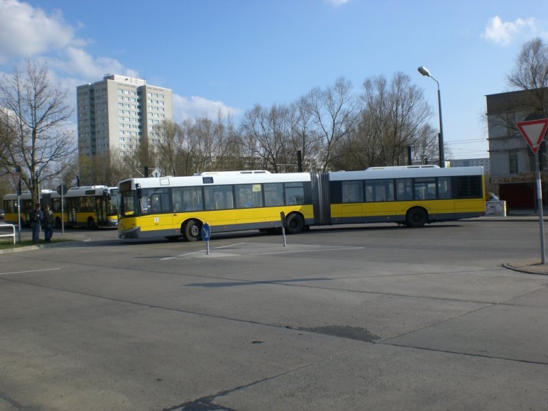 Solaris Urbino auf der Linie 195 am S-Bahnhof Marzahn.