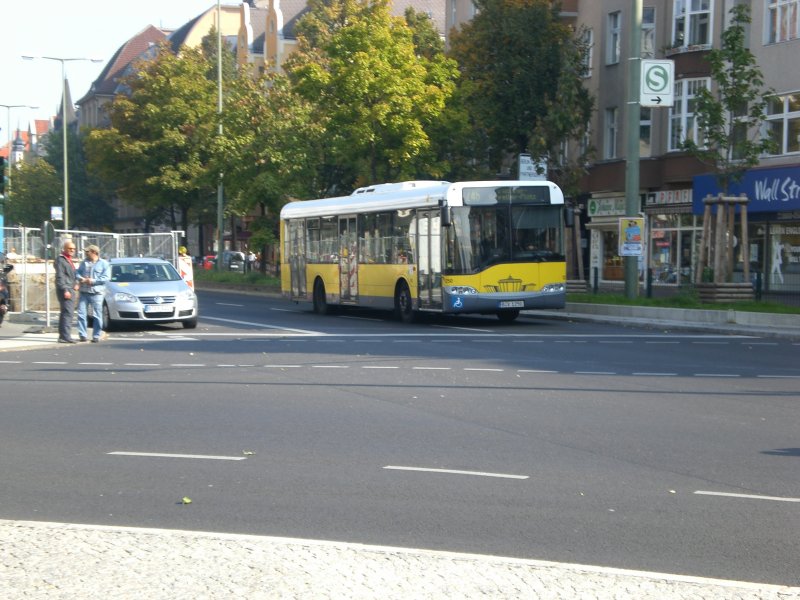 Solaris Urbino auf der Linie 246 nach U-Bahnhof Friedrich-Wilhem-Platz am U-Bahnhof Walther-Schreiber-Platz.