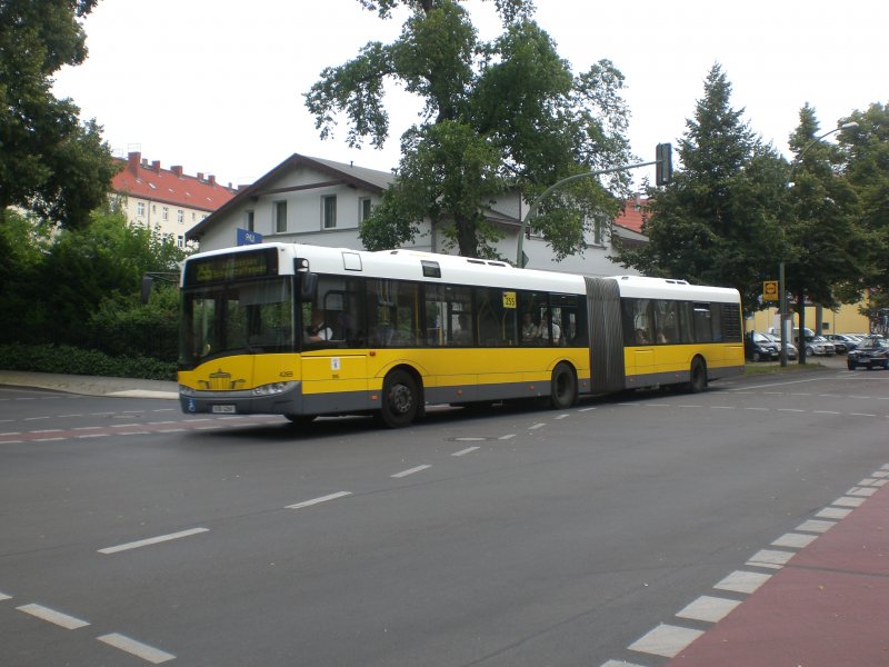 Solaris Urbino auf der Linie 255 nach Weiensee Schwarzelfenweg an der Haltestelle Rathaus Weiensee.
