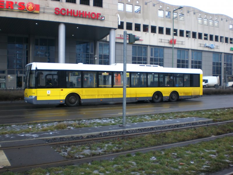Solaris Urbino auf der Linie 256 nach S+U Bahnhof Lichtenberg am Prerower Platz.