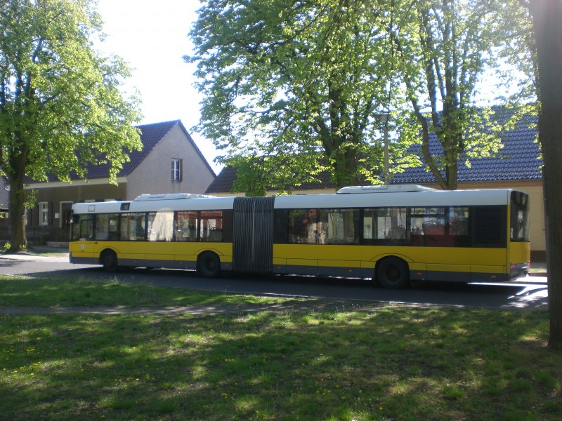 Solaris Urbino auf der Linie 369 nach Gosen Eiche an der Haltestelle Mggelheim Dorf.