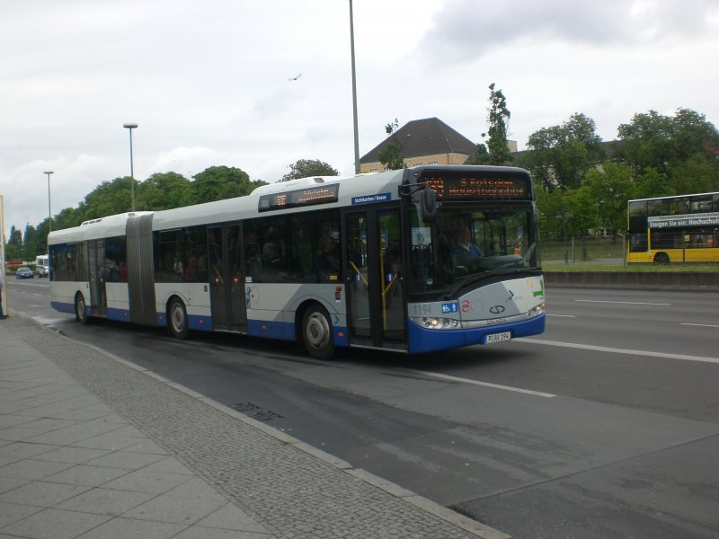 Solaris Urbino auf der Linie 639 nach Potsdam Hauptbahnhof am S+U Bahnhof Rathaus Spandau.