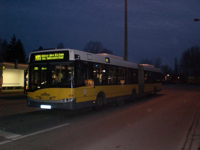 Solaris Urbino auf der Linie M11 nach Lichterfelde Unter den Eichen/Drakestrae am S-Bahnhof Schneweide/Sterndamm.