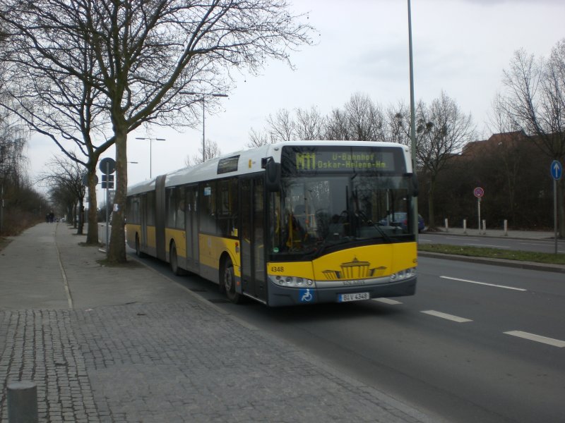 Solaris Urbino auf der Linie M11 nach U-Bahnhof Oskar-Helene-Heim an der Haltestelle Marienfelde Nahmitzer Damm/Marienfelder Allee.
